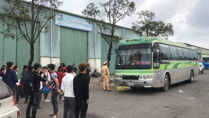 Xe biển số Lào hết hạn kiểm định nhồi nhét khách trên đường vào Nam