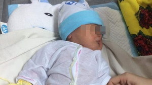 Bé gái sơ sinh bị bỏ rơi giữa nhà lồng chợ đêm mùng 6 Tết