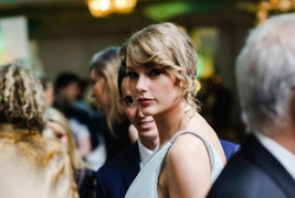 Bỏ Grammy, Taylor Swift tình tứ bên bạn trai tại giải Oscar Anh