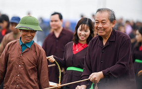 Phó Thủ tướng Trương Hòa Bình mặc áo nâu, xuống đồng cày Tịch điền