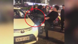 Va chạm giao thông, tài xế Mercedes đá bay gương taxi