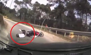 Clip: Exciter suýt chui gầm ô tô khi ôm cua đổ đèo ở Hà Giang