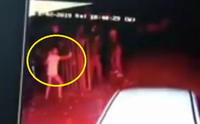 Clip: Mẹ vừa bế con vừa ngăn 3 tên cướp có súng