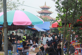 Quán ăn, cờ bạc trá hình bủa vây tại lễ hội chùa Đậu ở Hà Nội