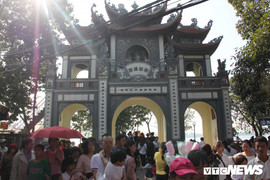 Video: Người dân chen chúc đi lễ Phủ Tây Hồ, Hà Nội