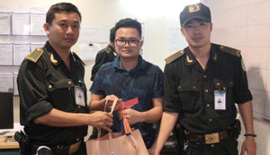 Tài xế taxi lấy túi xách khách để quên ở sân bay Đà Nẵng