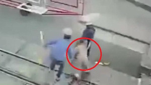 Clip 2 nữ nhân viên gác chắn cứu mạng cụ bà trước đầu tàu hỏa gây bão mạng