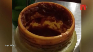Clip: Lọ tương ớt của quán ăn lúc nhúc giòi khiến thực khách khiếp đảm