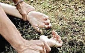 Xin nhờ nhà vệ sinh rồi giở trò đồi bại với bé gái, cướp tài sản