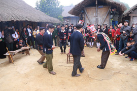 Video: Người dân tộc Dao nhảy bắt ba ba, múa kiếm cầu mưa thuận gió hòa trong lễ Tết nhảy truyền thống