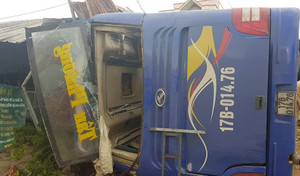 Xe khách nổ lốp lao vào nhà dân, hàng chục người bị thương