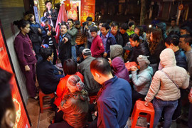 Video: Dân xếp hàng từ giữa đêm để mua vàng ngày vía Thần tài ở Hà Nội