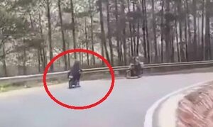 Clip: Phóng nhanh khi ôm cua đổ đèo, xe máy suýt lao xuống vực