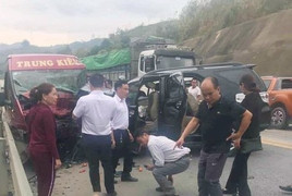 Ô tô 7 chỗ đâm xe khách ở Lào Cai: 2 người không qua khỏi