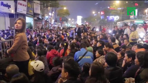 Video: Tắc đường, đóng cửa chùa khi người Hà Nội cúng giải hạn quá đông