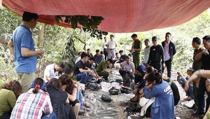 Con bạc nhao nhác nhảy xuống hố ẩn nấp khi bị công an đột kích