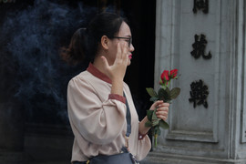 Nam nữ mang hoa hồng tới chùa cầu duyên ở Hà Nội ngày Valentine