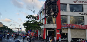 Cửa hàng xe máy bốc cháy trong ngày vía Thần Tài