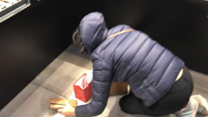 Vừa mua vàng Thần Tài đã đánh rơi, khách huy động cả cửa hàng đi tìm