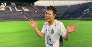 Video: Đồng đội Buriram đập trứng, bôi bánh kem đầy mặt Xuân Trường