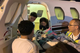 Đôi nam nữ Việt kiều bị tạt a xít, chém đứt gân chân lên chuyên cơ sang Canada điều trị