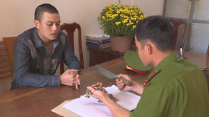 Tạm giữ kẻ cho vay cắt cổ, dọa chặt tay con nợ