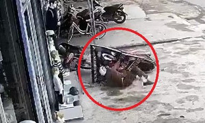 Clip: 'Ma men' lái xe máy xuyên thủng biển quảng cáo