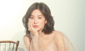 Hậu tin đồn ly hôn với Song Joong Ki, Song Hye Kyo khoe nhan sắc lộng lẫy