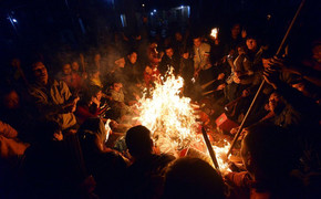 Video: Dân Thủ đô đổ xô 'xin đỏ' đầu năm trong đêm