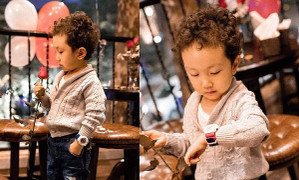 Con trai Tuấn Hưng ra dáng 'soái ca nhí', cực đáng yêu khi ôm hoa và quà Valentine