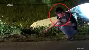 Clip: Nghi phạm ôm lựu đạn cố thủ, hút hết điếu thuốc lá mới quy hàng