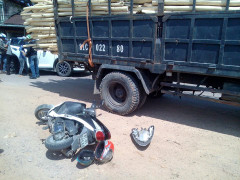 Tài xế xe tải tông 3 người trọng thương, bỏ trốn khỏi hiện trường