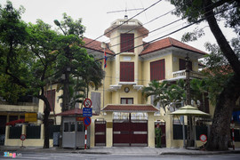 Hàng chục phóng viên nước ngoài túc trực bên ngoài sứ quán Triều Tiên