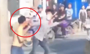Clip: Đuổi đánh vợ trên đường, gã chồng vũ phu lĩnh cái kết đắng