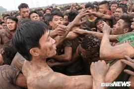 An ninh tăng cường nhưng lễ hội Phết Hiền Quan vẫn vỡ trận