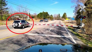 Clip: Tài xế nôn nóng vượt đường ray và cái kết đắng ngắt