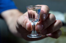 Bị bố ép uống rượu để tăng tửu lượng, bé trai 13 tuổi suýt chết