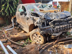 Tài xế say xỉn lao ô tô đâm sập nhiều nhà dân ở Đắk Lắk