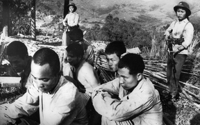 Cô gái lâm trường tiêu diệt 13 tên xâm lược với 20 viên đạn