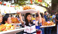 Ảnh: Hàng nghìn nguời chen chân tại chùa Ông dâng hoa đăng cầu an