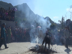 Video: Thót tim lễ hội nhảy lửa của dân tộc Dao tại Hà Giang