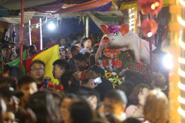 Video: Hàng ngàn người dự lễ hội rước 17 'ông lợn' nặng từ 150 - 250 kg ở Hà Nội