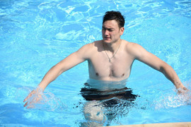 Video: Đặng Văn Lâm trổ tài bay nhảy, khoe cơ bụng 6 múi cùng đồng đội