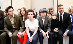 Beckham và 4 con được săn đón khi tới show cổ vũ Victoria