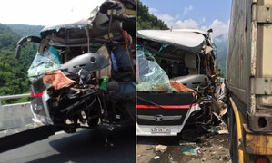 Clip: Đầu xe khách nát bét sau cú đấu đầu container ở Đà Nẵng