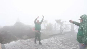 Clip: Du khách phấn khích nghịch tuyết trắng xóa trên đỉnh Fansipan