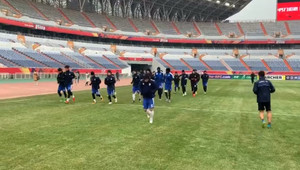 Video: Hà Nội FC tập trên sân Sơn Đông Lỗ Năng khi tuyết bắt đầu rơi