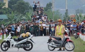 Dân kéo nhau đi xem bắt kẻ ôm lựu đạn cố thủ: Ngán ngẩm thói hiếu kỳ của người Việt