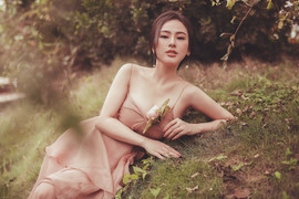 Hoa hậu Thu Hoàng gợi cảm với váy hai dây