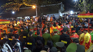 Video: Đại biểu cũng chen lấn, đua nhau sờ, xoa vào bảo kiếm tại đền Trần